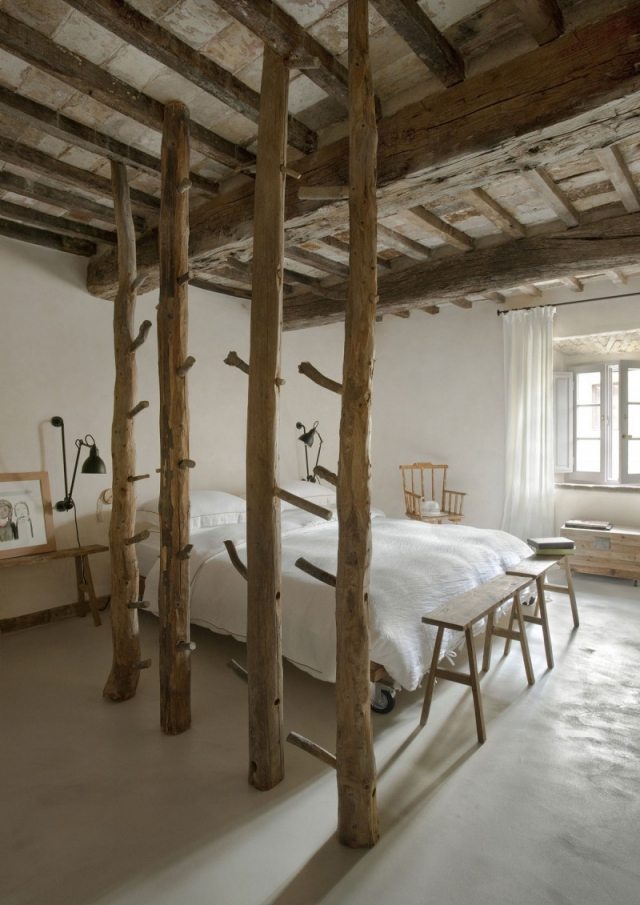 teto visível - vigas de madeira quarto - parede divisória rústica hotel rústico toscana