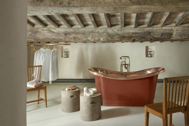 banheiro design interior - banheira independente bar banquinho de madeira rústica - hotel em Monteverdi