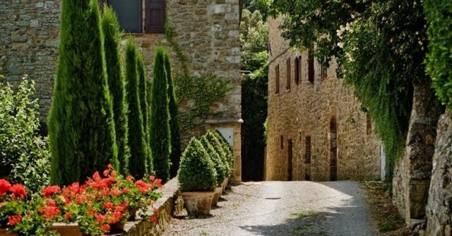 vila medieval restaurada, casas restauradas, fachadas de pedra na toscana