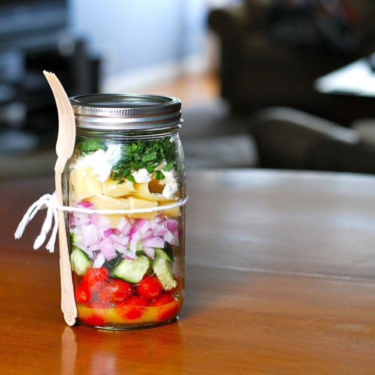 salada em um copo de madeira garfo-almoço-jantar-idéia-legumes-cebolas