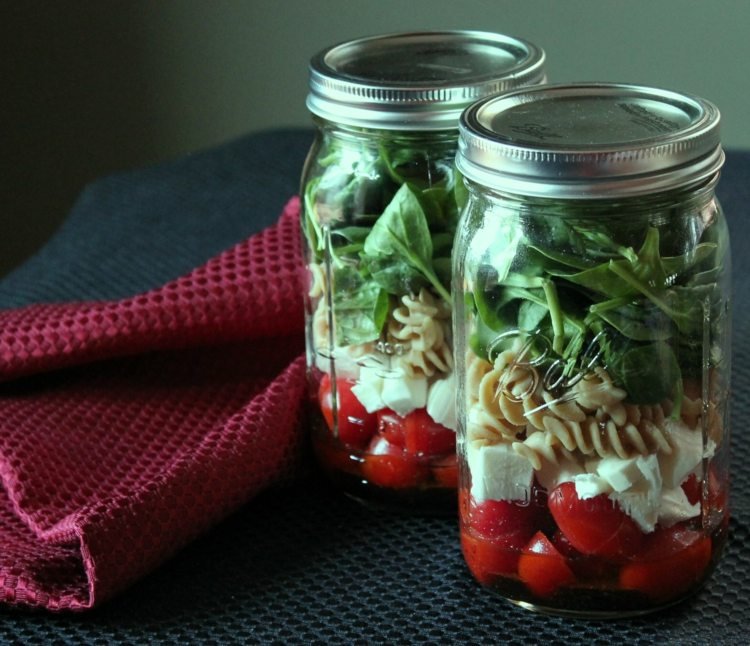 salada-vidro-mussarela-tomate-macarrão-macarrão-rúcula