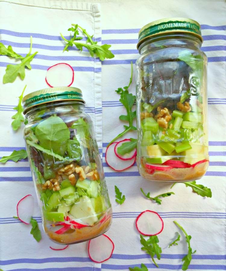 salada-vidro-verde-mistura-maçã-repolho-rabanete-espinafre