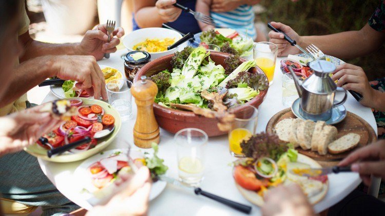 Teste comer alimentos com baixo ou alto teor de sal