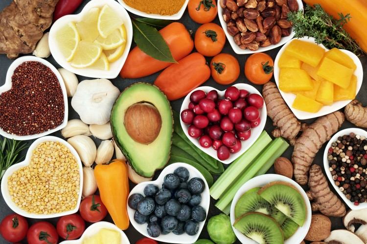 Dieta com baixo teor de sal, alimentos saudáveis, vegetais e frutas