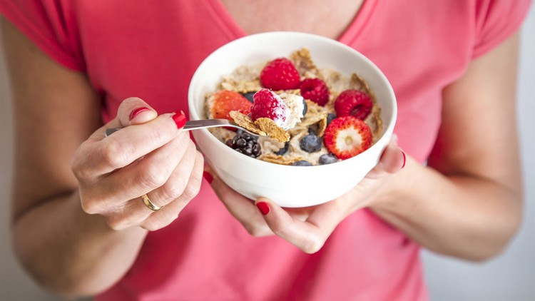 Dieta para hipertensão, aveia com baixo teor de sal e frutas