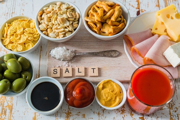Alimentos com alto e baixo teor de sal