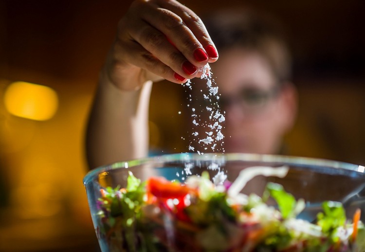Dieta com baixo teor de sal saudável ou perigosa em comparação