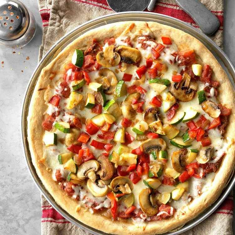 Prepare pizza integral com vegetais e coma com baixo teor de sal
