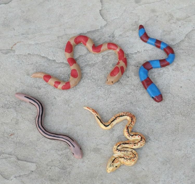 Idéias de massa salgada para o jardim - fazer cobras coloridas com crianças pequenas