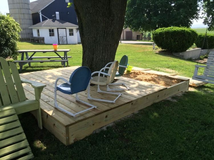 Cadeiras de brincar de madeira com caixa de areia construa-você-mesmo-sombra-árvore-terraço