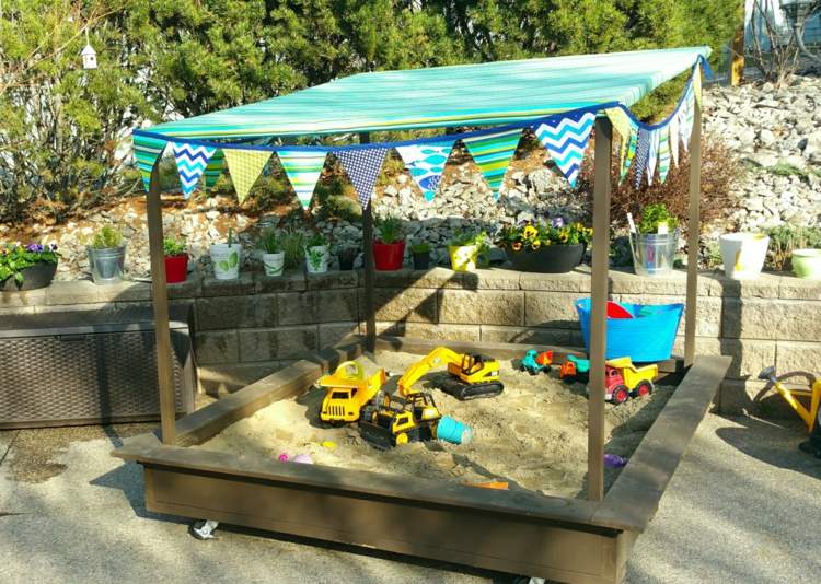 self-build-sandpit-decoration-idea-garland-faehnchen-wood-design