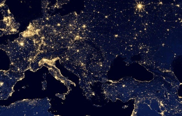imagens do espaço das luzes de satélite da europa à noite