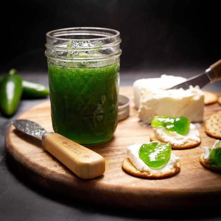 geléia de jalapeño verde com biscoitos e cream cheese