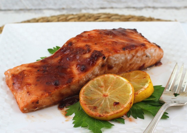 Peixe com cobertura de salmão e geleia de pimenta