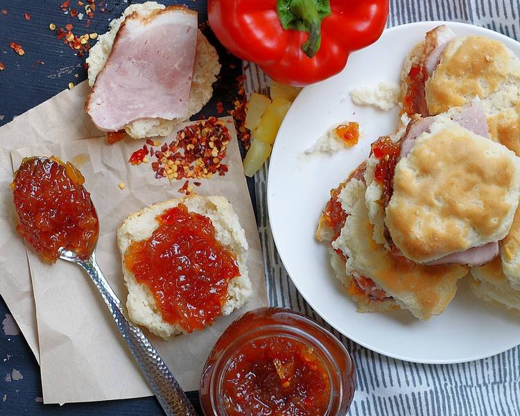 Coma geléia de pimenta com abacaxi no pão no café da manhã