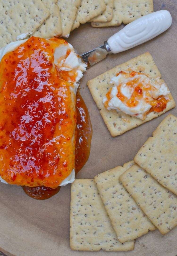 Receita de comida de festa com cream cheese e geléia de jalapeño com biscoitos