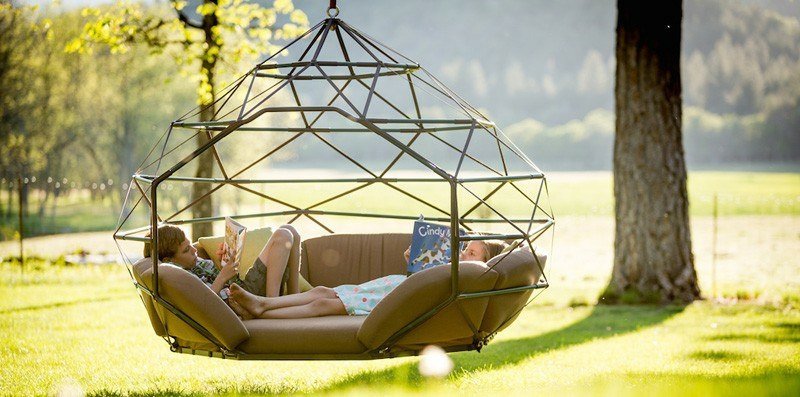 swing com design abstrato, almofada de assento de metal e conforto