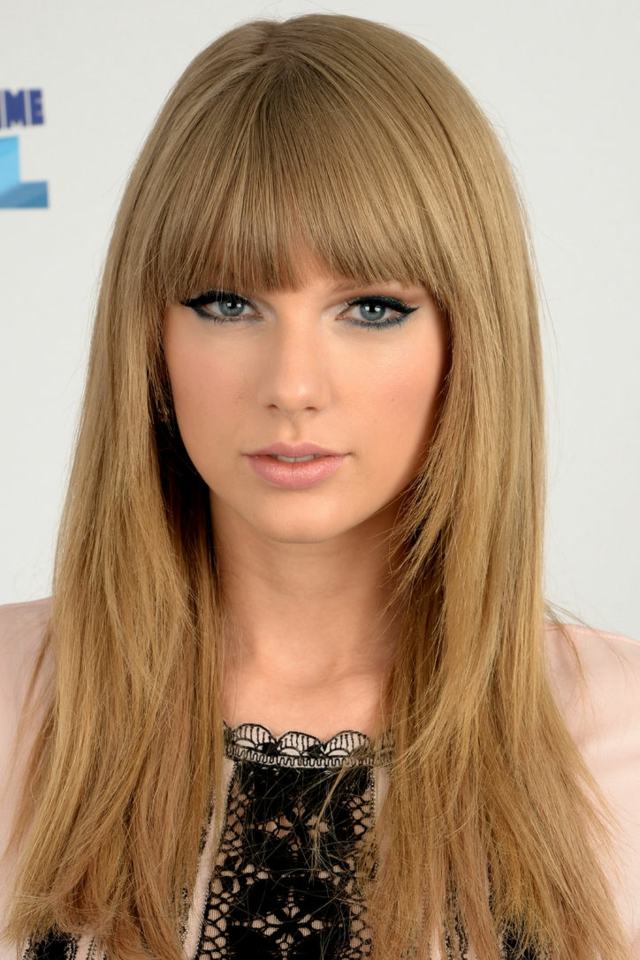 Taylor-Swift-cabelo-comprido-com-franja