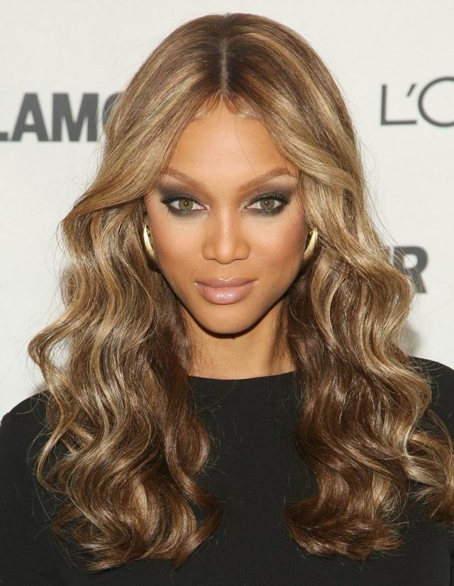 Tyra-Banks-cabelo-longo-ondulado-com-repartição reta