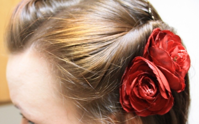 flor-vermelha-cabelo-decoração-loira-mulher