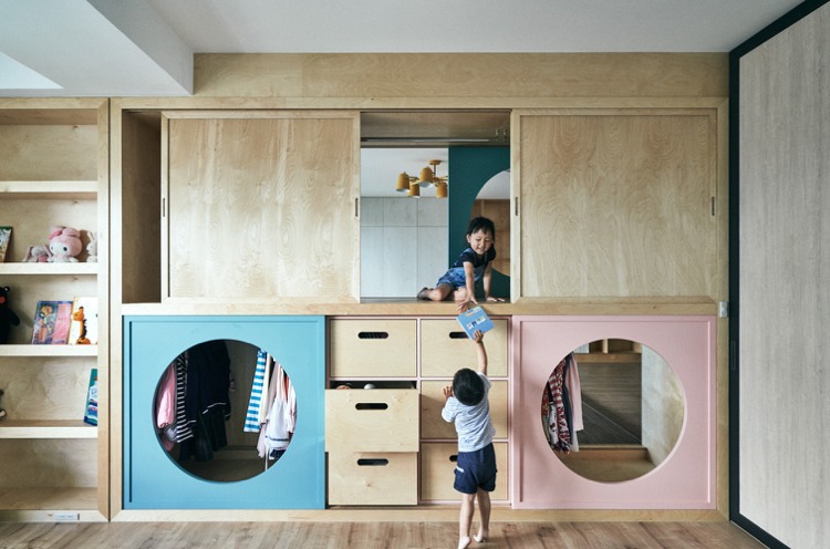 Os quartos das crianças projetam sistemas práticos de portas deslizantes de madeira e móveis modulares