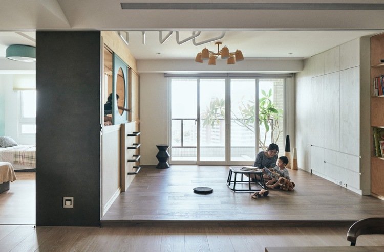 Quarto infantil com gavetas, piso de madeira, sistema de porta de correr para casinha de brincar