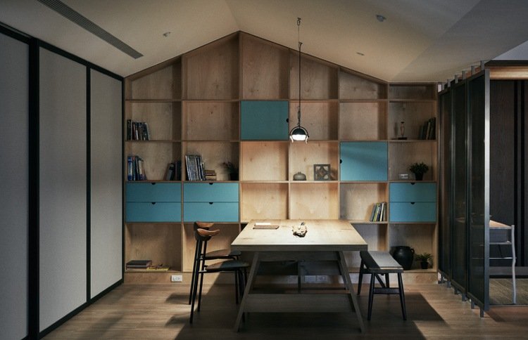 Estante de parede, escrivaninha, ideias de design para sala de estar