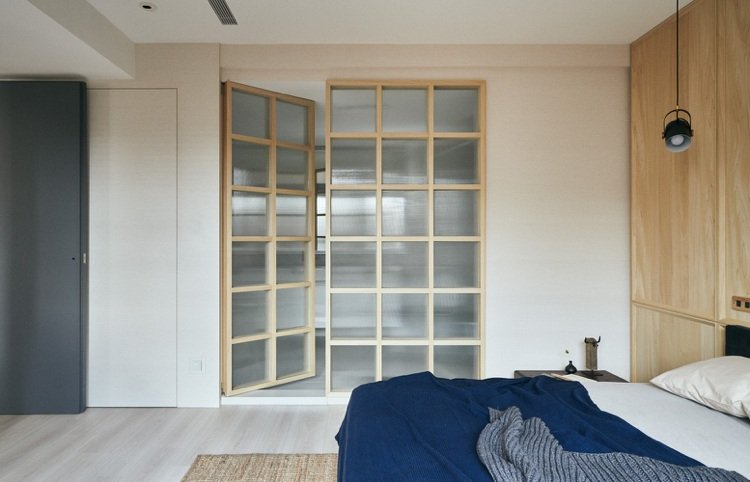 Portas de vidro do quarto com molduras de madeira configuradas de forma purista