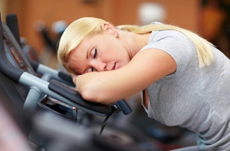 Falta de sono e fadiga atleta-músculos-relaxe