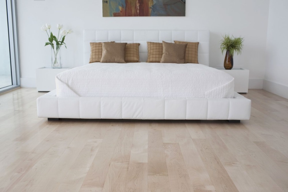 Coloque o piso de cor bege no quarto com piso laminado de cor clara
