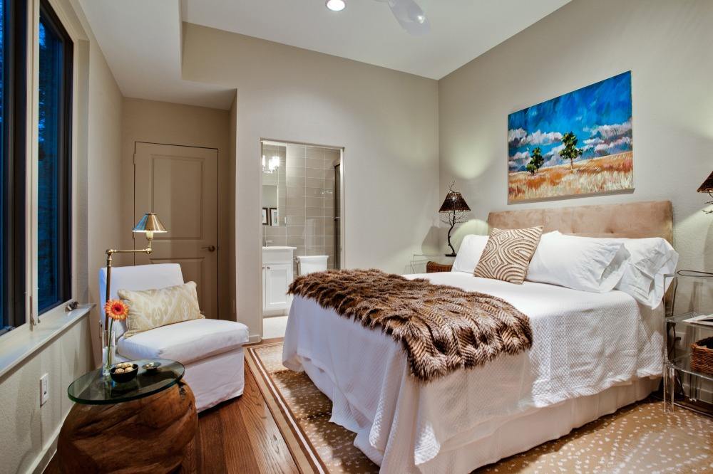 Combine as tábuas do assoalho do quarto de uma forma clássica e elegante com móveis luxuosos