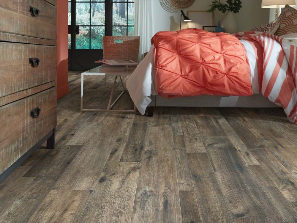 O laminado semelhante a madeira funciona naturalmente como um revestimento de piso e garante pés quentes