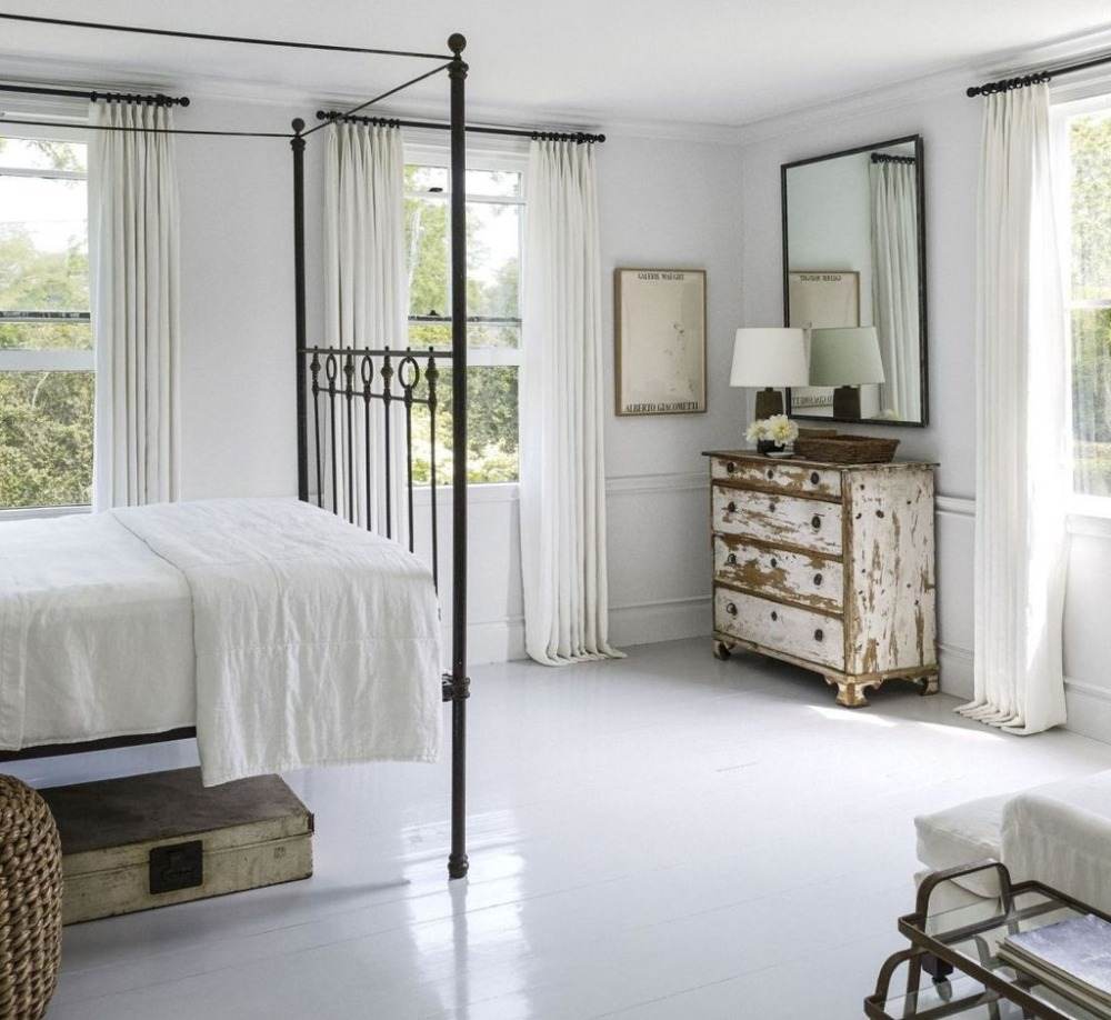 estilo casa de campo para quartos com piso laminado branco e cômoda vintage com espelho