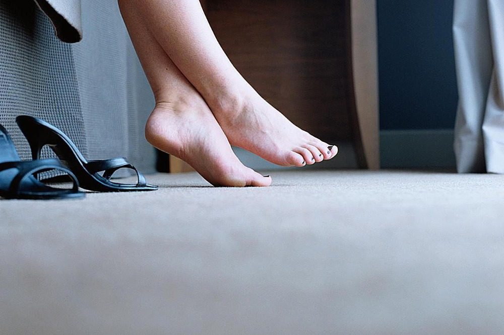 Faça um tapete macio para os pés no chão do quarto cinza