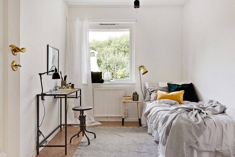 Minimalismo escandinavo com piso de cortiça no quarto