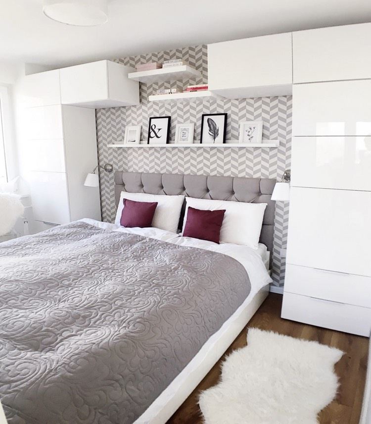 quarto-branco-móveis-alto-brilho-papel de parede-prateleiras-cama taupe