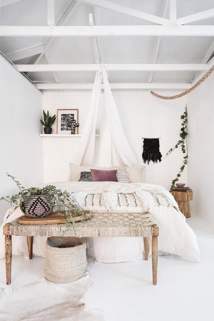 quarto-branco-estilo boho-romântico-cama de dossel-madeira maciça