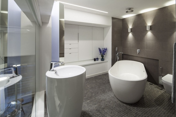 quarto-banheiro-atrás-de-vidro-loft-apartamento-cinza-branco-azulejos
