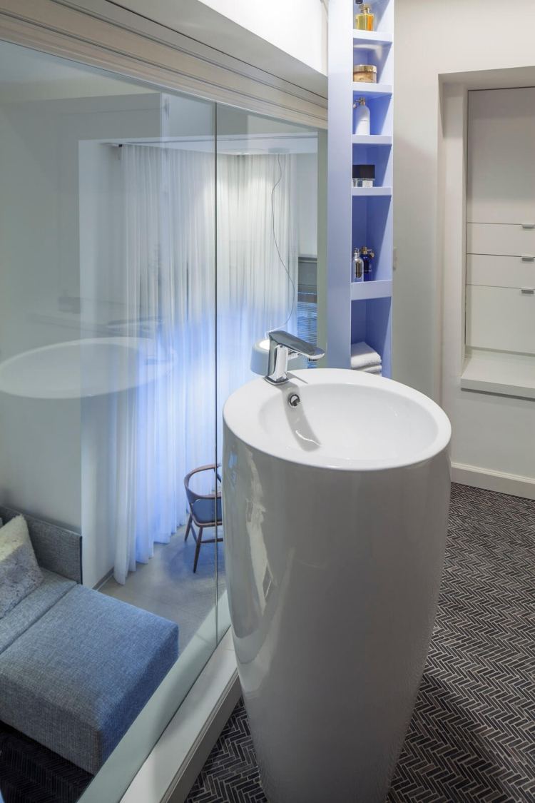 quarto-banheiro-atrás-do-vidro-loft-apartamento-vidro-parede-lavar-console-design