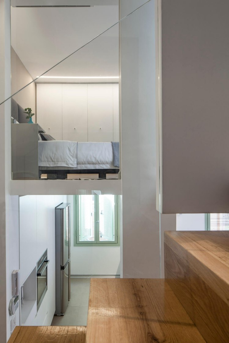 quarto-banheiro-atrás-de-vidro-loft-apartamento-escada-madeira