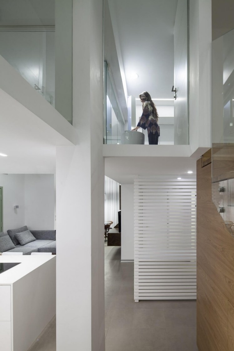 interior-escada-vidro-banheiro-branco-design-minimalista-apartamento-loft