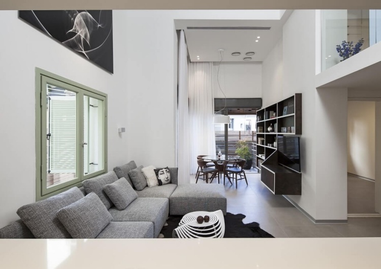 Quarto com banheiro - sala de estar - cinza - branco - minimalista - sofá de canto - apartamento loft