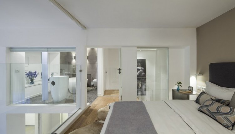 quarto-banheiro-atrás-de-vidro-loft-apartamento-cinza-branco-piso de madeira