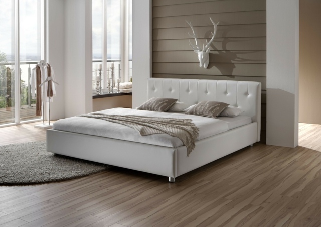 branco-acolchoado-caixa-cama-cama-parede-decoração-cabeça de veado
