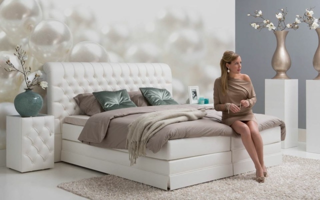 branco-quarto-cama-box-spring-com-mesinhas-de-cabeceira-feitas de-couro