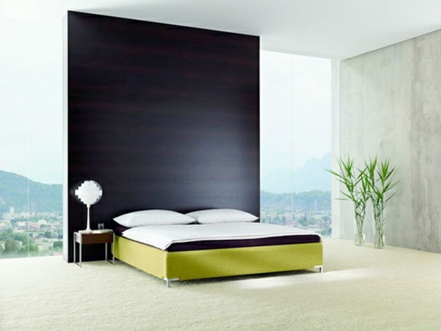 Cama de casal com box decorativo de parede em preto e verde