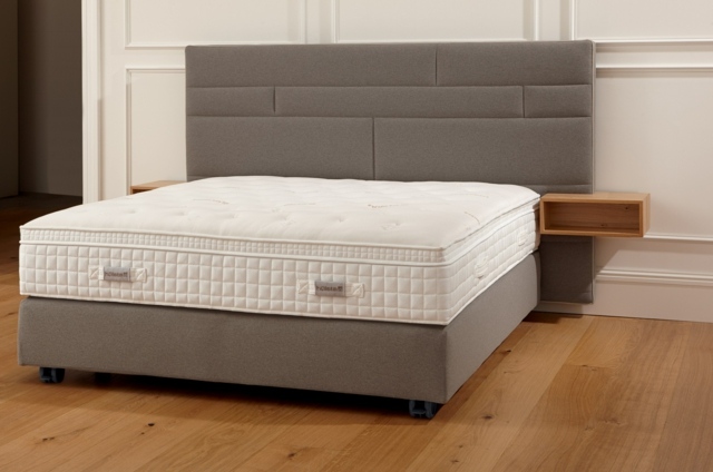 Cama box spring sobre roll in cinza