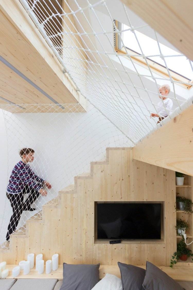 quarto-área-recreação-escadas-madeira-claro-crianças-design-ideia
