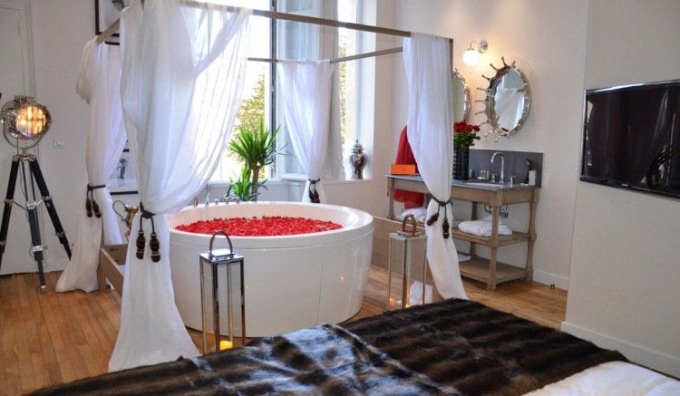 Quarto com banheira de hidromassagem -cerca de branco-piso de madeira-rosas-folhas-romance