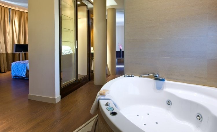 quarto-hidromassagem-jacuzzi-piso de madeira-quarto-interior-hotel-luxo